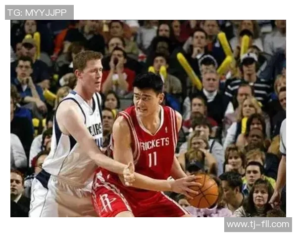 姚明的围脖帽时尚之旅：从篮球场到街头潮流的完美转身